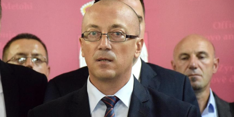 Zëvendëskryeministri Goran Rakiq heq flamurin e Kosovës nga zyra e takimeve zyrtare